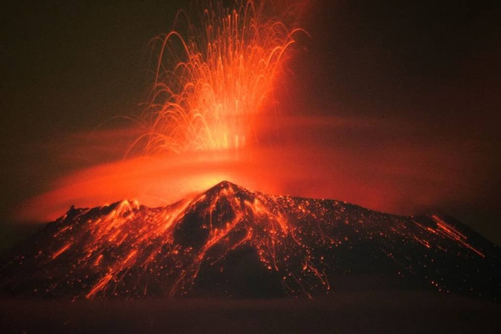 Materiais incandescentes, cinzas e fumaça são expelidos do vulcão Popocatepetl, no México  (Osvaldo Cantero/AFP)