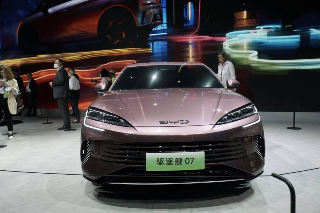 Carros chineses: O preço elevado do veículo gerou debates, mas a BYD respondeu às críticas destacando a inovação tecnológica que oferece (Qilai Shen/Bloomberg)