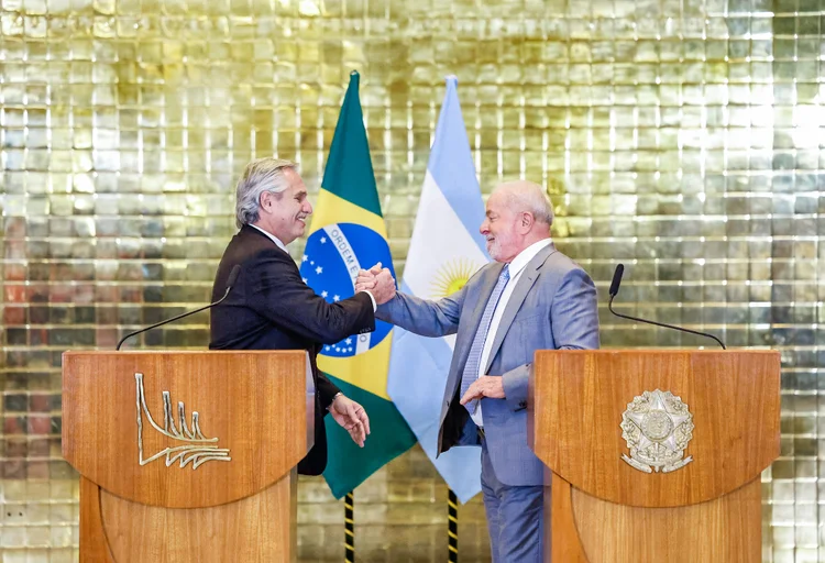 Lula e Fernández: Medidas de apoio financeiro ao país, que vive uma crise econômica e política, deverão estar na pauta da viagem (Ricardo Stuckert/PR/ Divulgação/Site Exame)