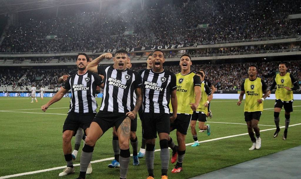 Com dois de Tiquinho, Botafogo vence e reassume a ponta do Brasileiro