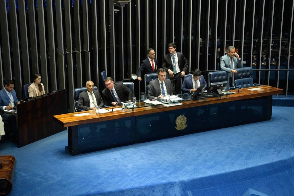 Senadores discutem se sessão do Congresso Nacional, para analisar vetos presidenciais, será mantida