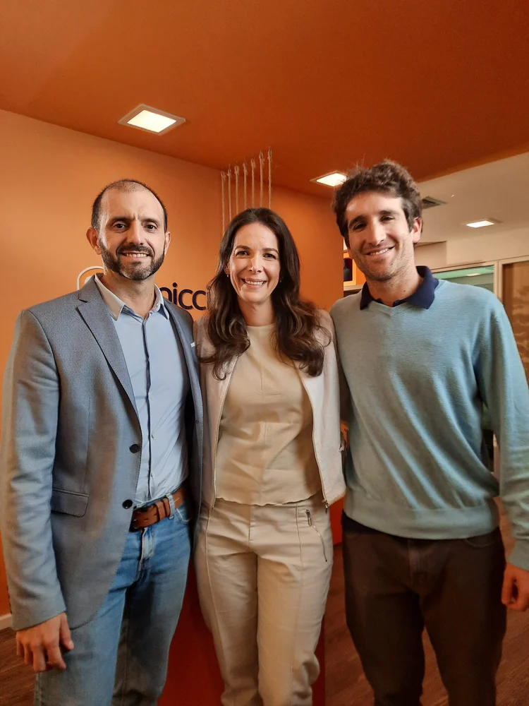 Antônio Sá, Danusa Tavares e Johnny Reitzfeld, da Amicci: podemos ir muito além das redes varejistas (Amicci/Divulgação)