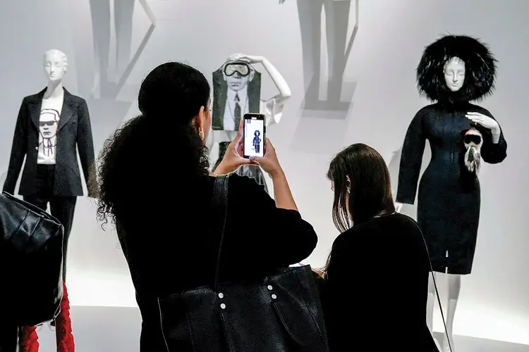 Apresentação para a imprensa da exibição Karl Lagerfeld: A Line of Beauty, no Metropolitan Museum of Art de Nova York: o Kaiser preferia chamar exposições de ensaios (Timothy A. Clary/AFP/Getty Images)