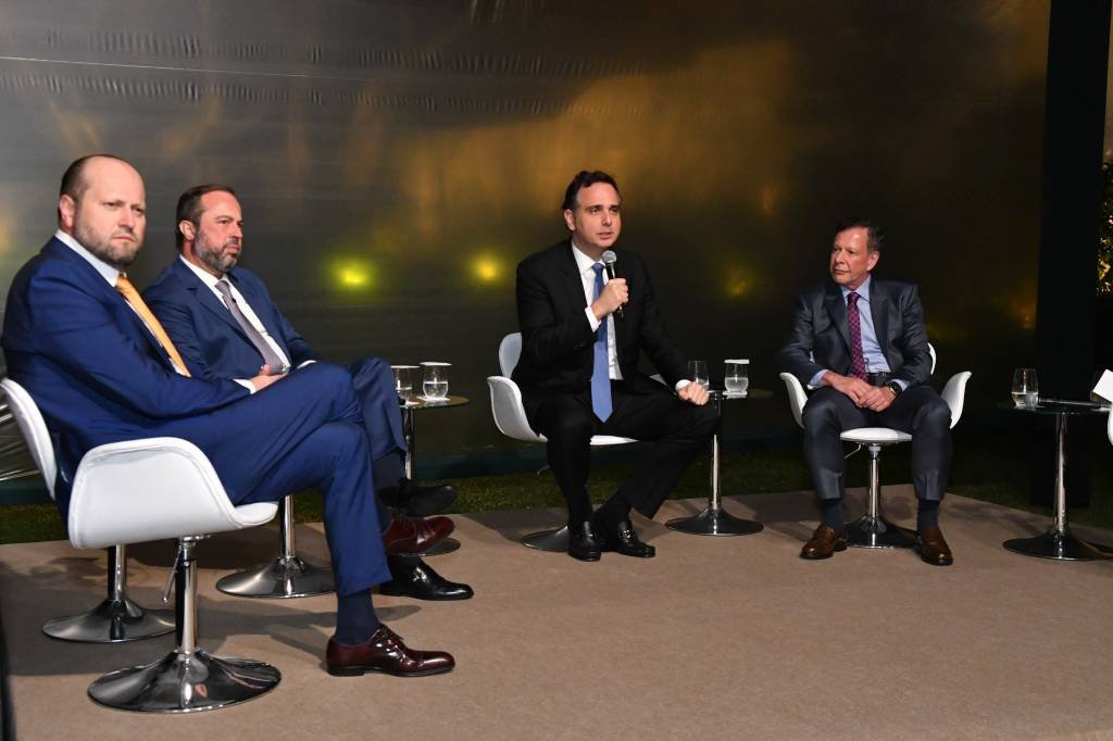 Empresários da Esfera Brasil reuniram Rodrigo Pacheco e o ministro Alexandre Silveira para discutir a possibilidade de exploração de petróleo na foz do Amazonas.  (Esfera Brasil/Exame)