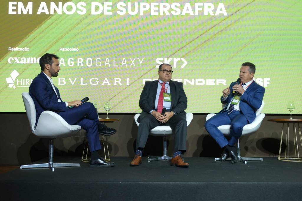 SUPERAGRO: governador Mauro Mendes (à dir), George Santoro (centro), do ministério dos Transportes, e Lucas Amorim, diretor de redação da EXAME. (Eduardo Frazão/Exame)