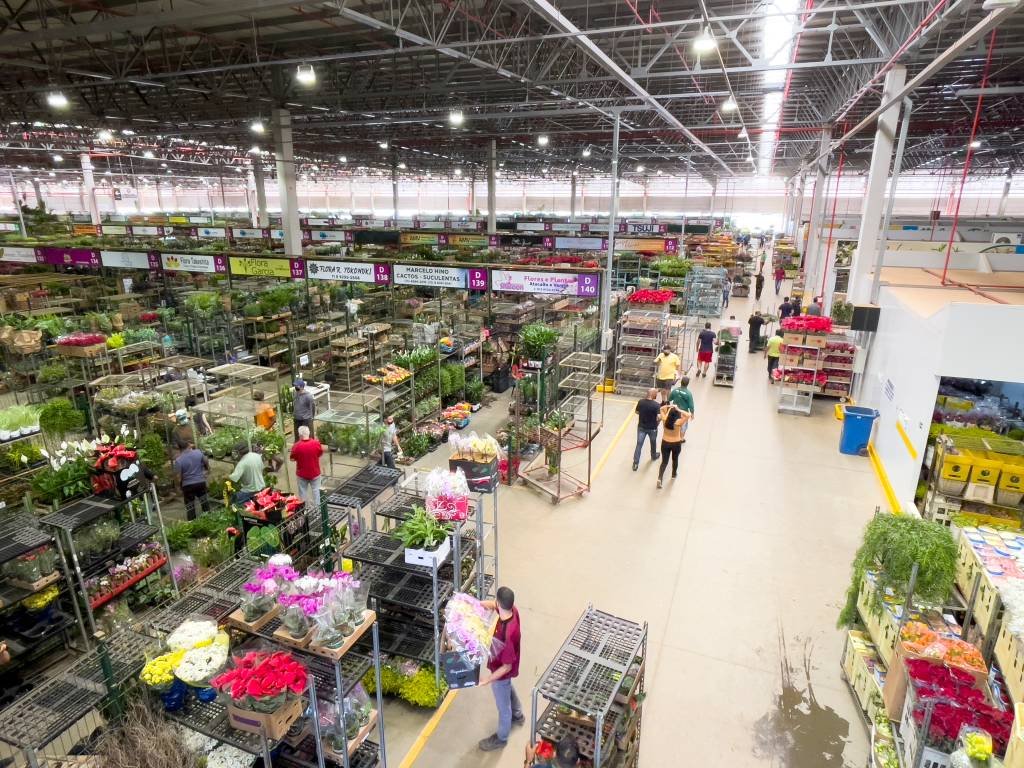 Mercado de flores, plantas ornamentais e acessórios para floricultura e decoração do Circuito das Flores, na região de Holambra