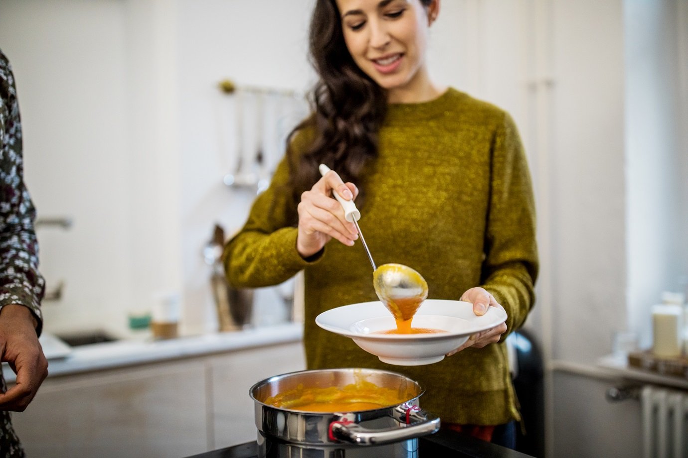 Vai uma sopinha? Veja 3 receitas de caldos leves para manter a dieta nos dias frios