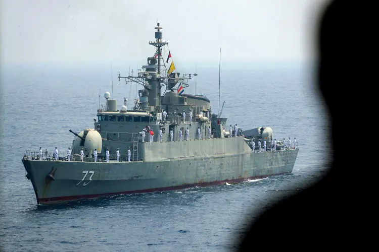 As embarcações do Irã forçaram o Niovi a mudar de rota e seguir para a costa iraniana (Iranian Army/Getty Images)