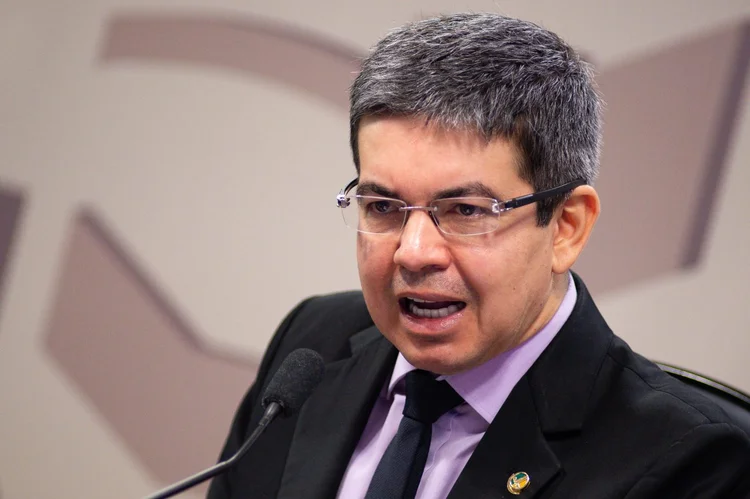 Randolfe Rodrigues: o senador solicitou ao CADE a remoção do conteúdo, o bloqueio cautelar nas contas bancárias, além de multa no valor máximo de 20% do faturamento bruto da empresa (Andressa Anholete/Getty Images)