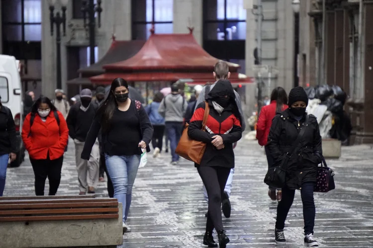 Pedestrians face cold and drizzle in downtown São Paulo, Brazil, on august 29, 2022. (Photo by Cris Faga/NurPhoto via Getty Images) (Cris Faga/NurPhoto/Getty Images)