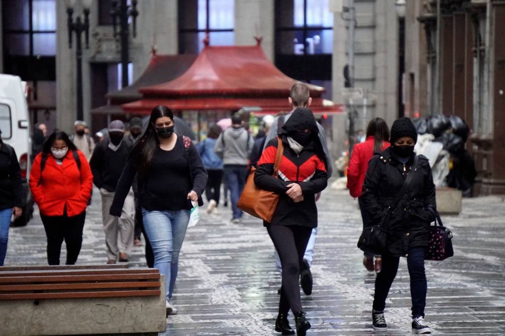Pedestrians face cold and drizzle in downtown São Paulo, Brazil, on august 29, 2022. (Photo by Cris Faga/NurPhoto via Getty Images) (Cris Faga/NurPhoto/Getty Images)