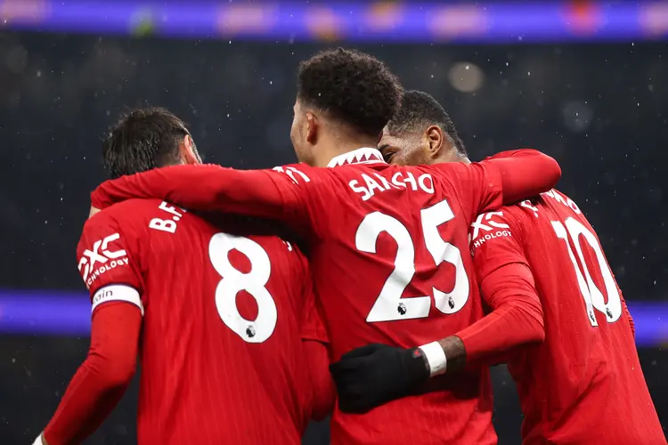 Jogadores do Manchester United durante partida em abril deste ano (James Williamson/Getty Images)