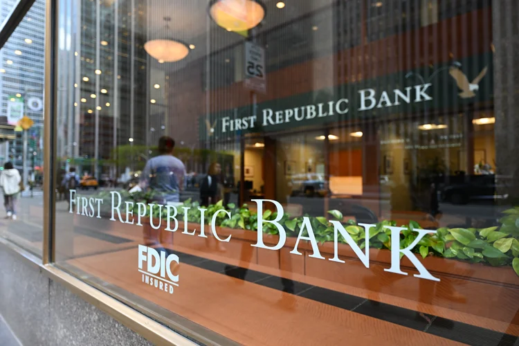 Estimativa da FDIC é de que 113 bancos americanos seriam atingidos pelas novas taxas (Anadolu Agency/Getty Images)