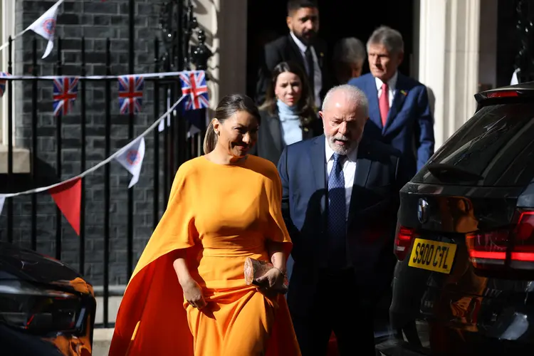 A primeira-dama do Brasil, Rosângela Lula da Silva “Janja” e o presidente brasileiro Lula da Silva (R) deixam Downing Street após se encontrarem com o primeiro-ministro britânico Rishi Sunak (Hollie Adams/Getty Images)