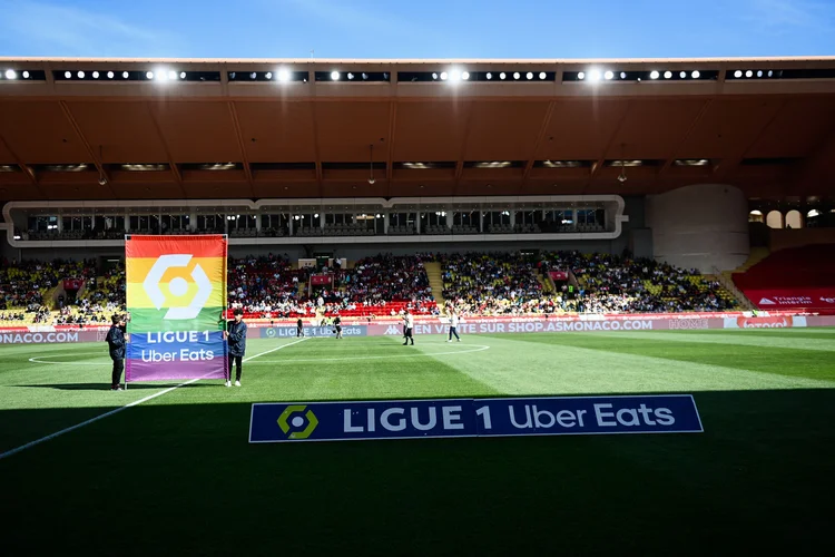 A campanha da League 1 consiste em os jogadores usaram as camisas com seus números com as cores do arco-íris, que representa a comunidade LGBTQIA+ (CLEMENT MAHOUDEAU/Getty Images)