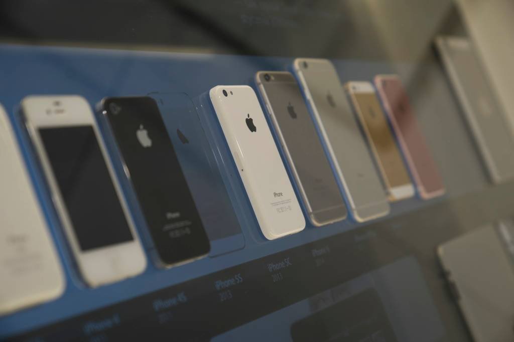 A nova interface do iPhone será semelhante à introduzida pelo sistema operacional Android de forma mais básica em 2019 (Jaap Arriens/Getty Images)