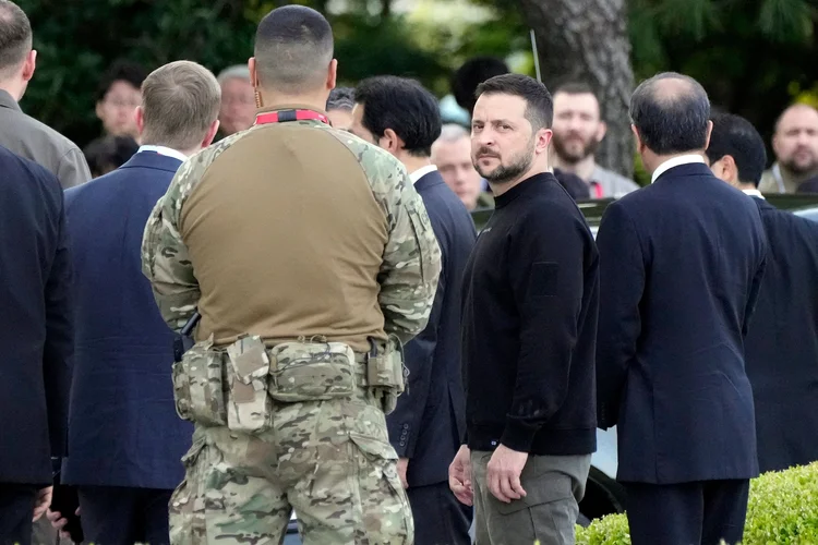 O presidente da Ucrânia, Volodymyr Zelenskyy (de frente), chegou de surpresa ao encontro do G7, em Hiroshima, no Japão (EUGENE HOSHIKO/POOL/AFP/Getty Images)