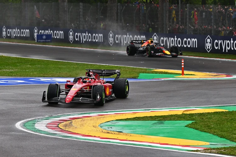 De acordo com a FIA, a suspensão foi realizada, pois não é possível realizar o evento com segurança para todos os torcedores e equipes (Clive Mason/Getty Images)