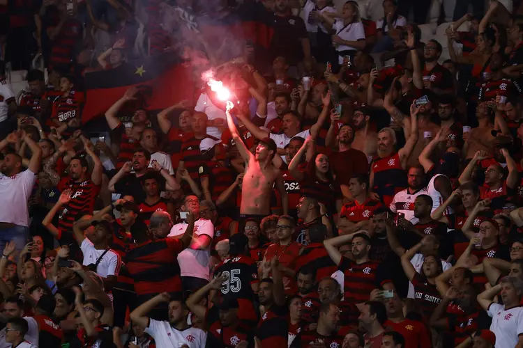 RIO DE JANEIRO, BRAZIL - OCTOBER 19: Fans of Flamengo cheer their team with flares prior to the second leg match of the final of Copa do Brasil 2022 between Flamengo and Corinthians at Maracana Stadium on October 19, 2022 in Rio de Janeiro, Brazil. (Photo by Wagner Meier/Getty Images) (Wagner Meier/Getty Images)