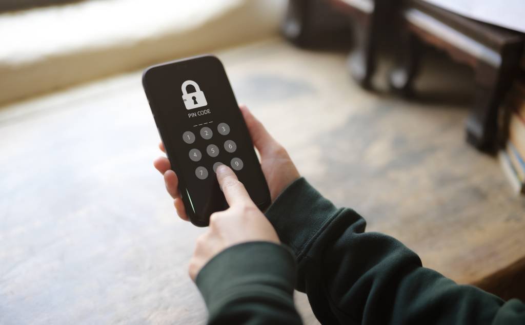 Nos dados da Anatel, quase 1 milhão de celulares foram roubados ou furtados em 2022; medidas preventivas de segurança podem blindar acesso indevido à sua conta digital (Supatman/Getty Images)