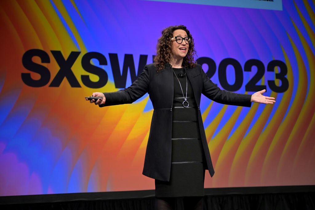 A futurista americana Amy Webb no palco do SXSW 2023: temos que usar os dados e as evidências para identificar sinais de mudanças e, assim, ajudar as organizações a se prepararem (Jason Bollenbacher/Getty Images)