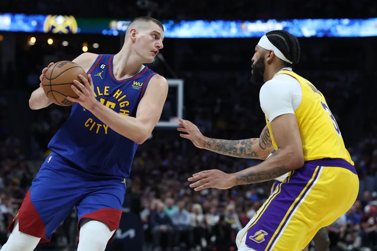 Os Nuggets espera uma nova atuação de gala de Nikola Jokic, cestinha do primeiro jogo com 34 pontos (Matthew Stockman/Getty Images)