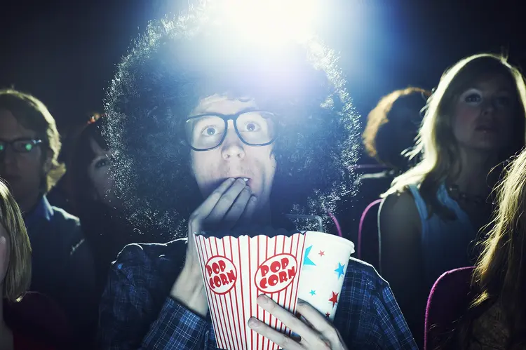 Além do ingresso mais baratos, algumas redes de cinema também oferecerão descontos nos combos com pipoca e bebidas (Flashpop/Getty Images)