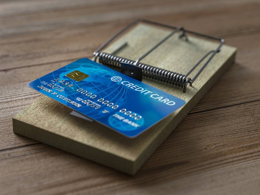 Usar o cartão de crédito para pagar as contas pode ser uma armadilha?
