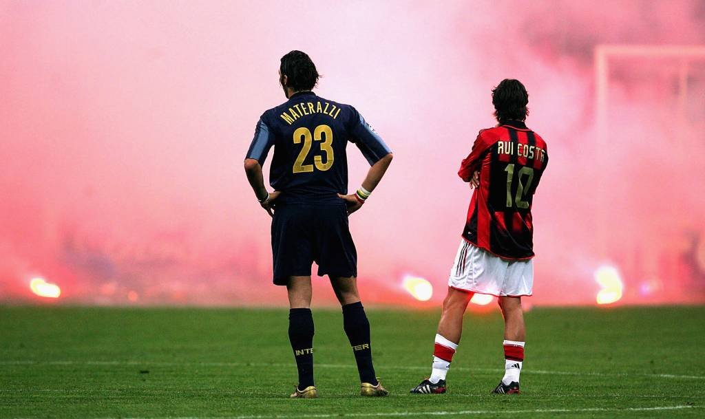 Milan x Inter: último confronto pela Champions teve confusão e sinalizador em campo; relembre