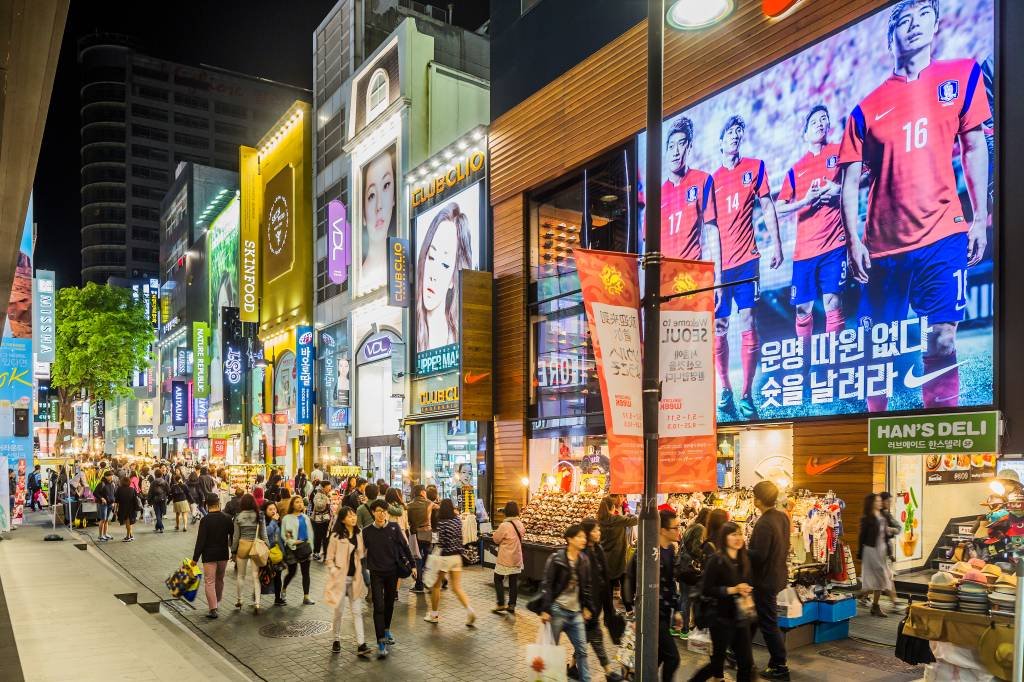 Nas ruas de Seul: população jovem caminha em frente a um shopping no bairro Myeong-dong (Maremagnum/Getty Images)