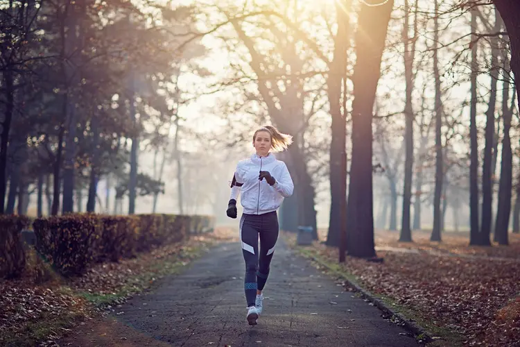 Veja os benefícios de correr no inverno (praetorianphoto/Getty Images)