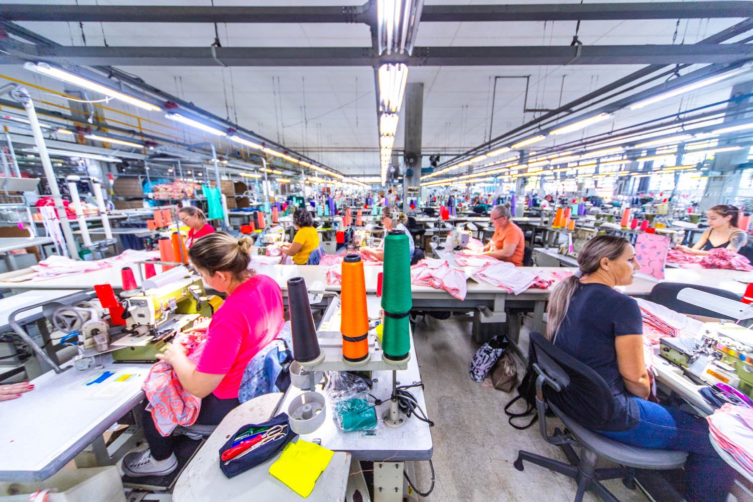 Fabrica da Malwee em Jaraguá do Sul - SC - Industria Textil - costureira - maquina de costura -vestuario - roupa - jeans - estamparia - operario - mulher - tecido - pano - linha

Foto: Leandro Fonseca
data: 27/04/2023

costureira