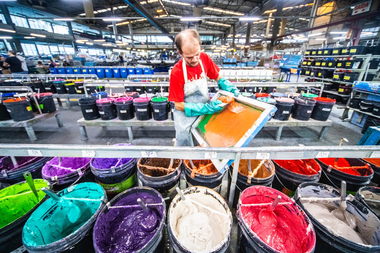 Fabrica da Malwee em Jaraguá do Sul - SC - Industria Textil - vestuario - roupa - jeans - estamparia - operario - mulher - tinta - silk screen

Foto: Leandro Fonseca
data: 27/04/2023