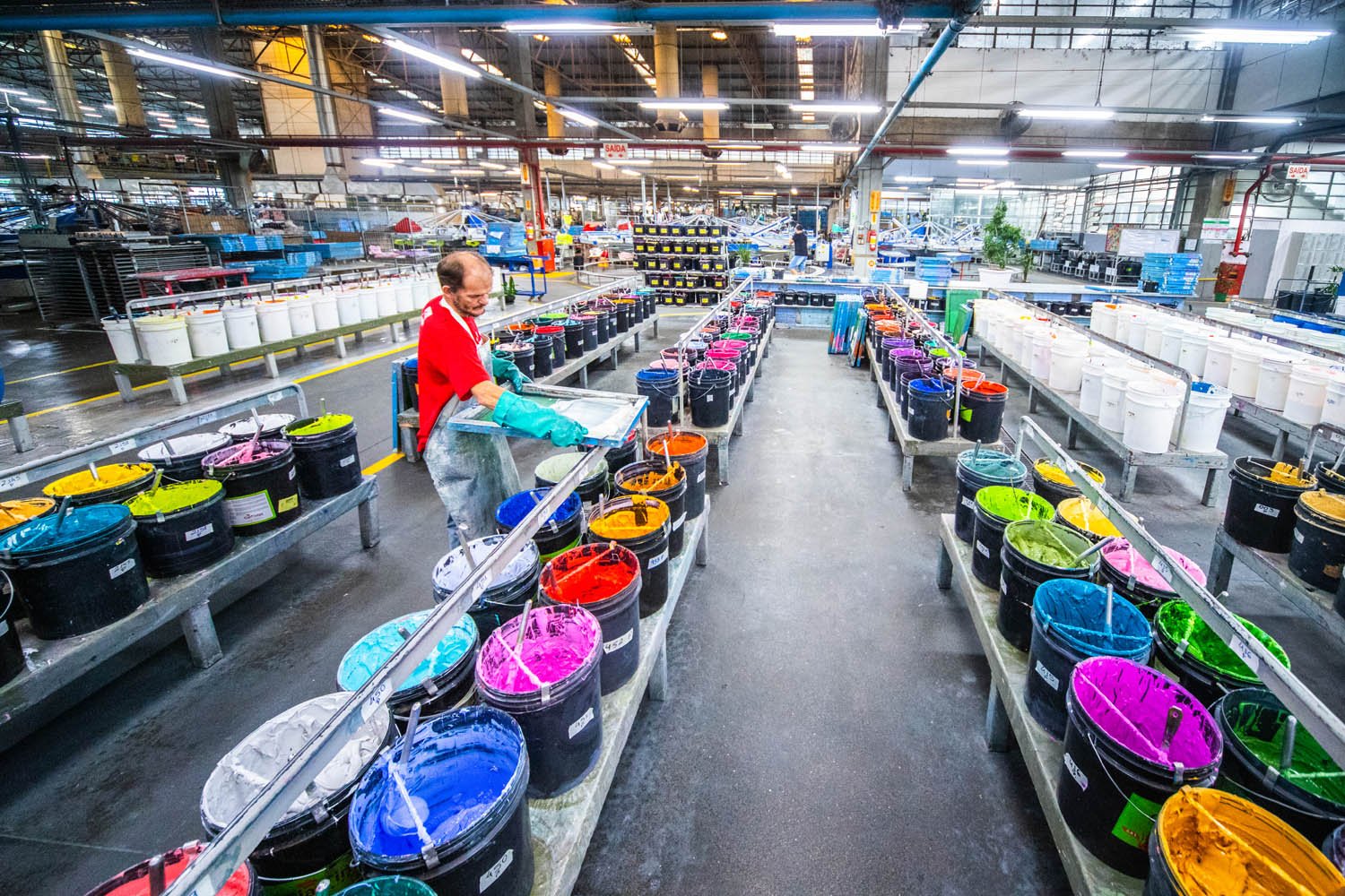 Fabrica da Malwee em Jaraguá do Sul - SC - Industria Textil - vestuario - roupa - jeans - estamparia - operario - mulher - tinta - silk screen

Foto: Leandro Fonseca
data: 27/04/2023