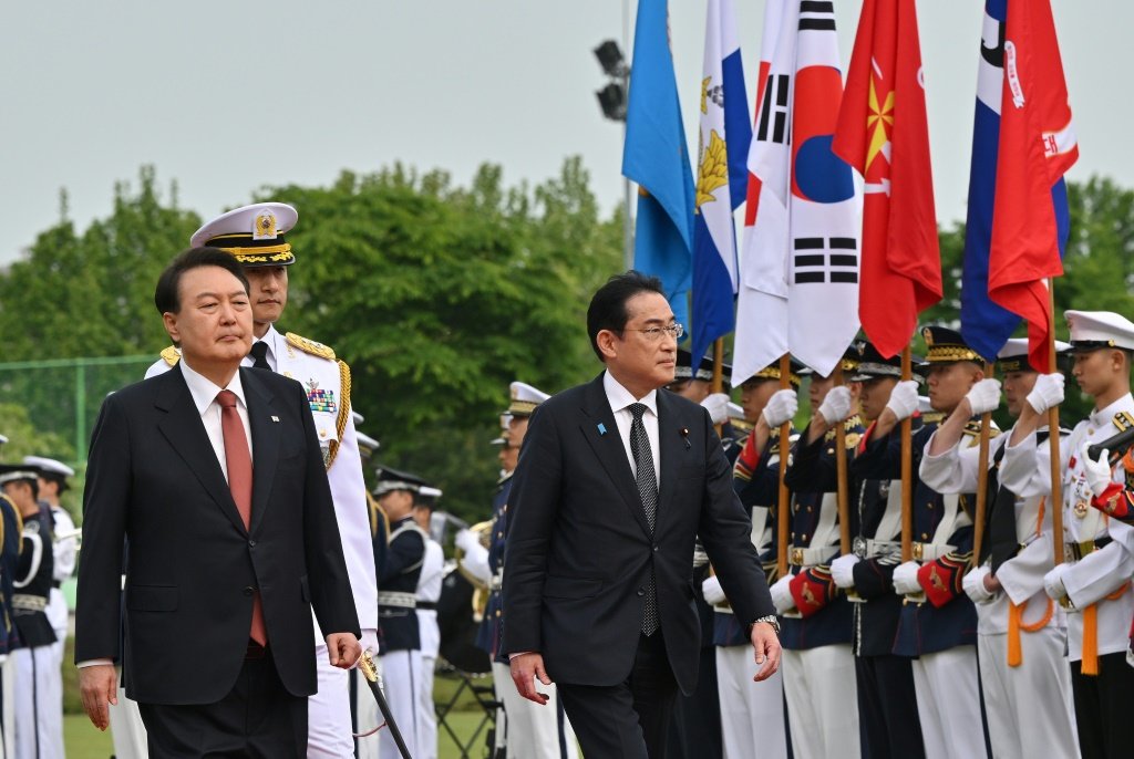 Kishida se reuniu com o presidente da Coreia do Sul, Yoon Suk Yeol, neste domingo em Seul (AFP/AFP Photo)