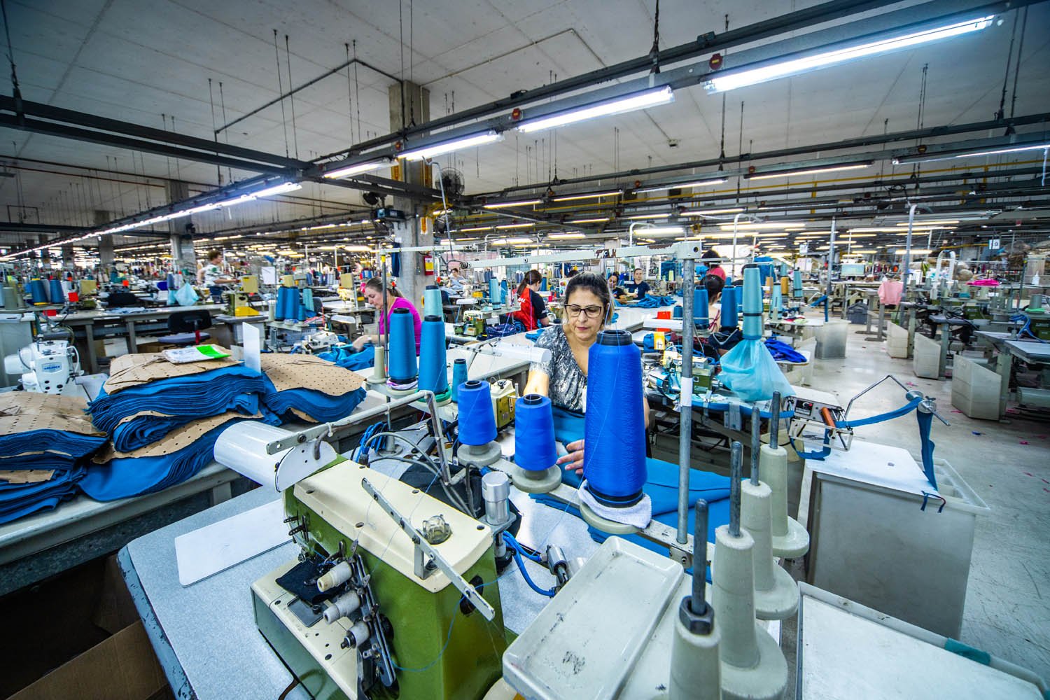 Fabrica da Malwee em Jaraguá do Sul - SC - Industria Textil - costureira - maquina de costura -vestuario - roupa - jeans - estamparia - operario - mulher - tecido - pano - linha

Foto: Leandro Fonseca
data: 27/04/2023

costureira