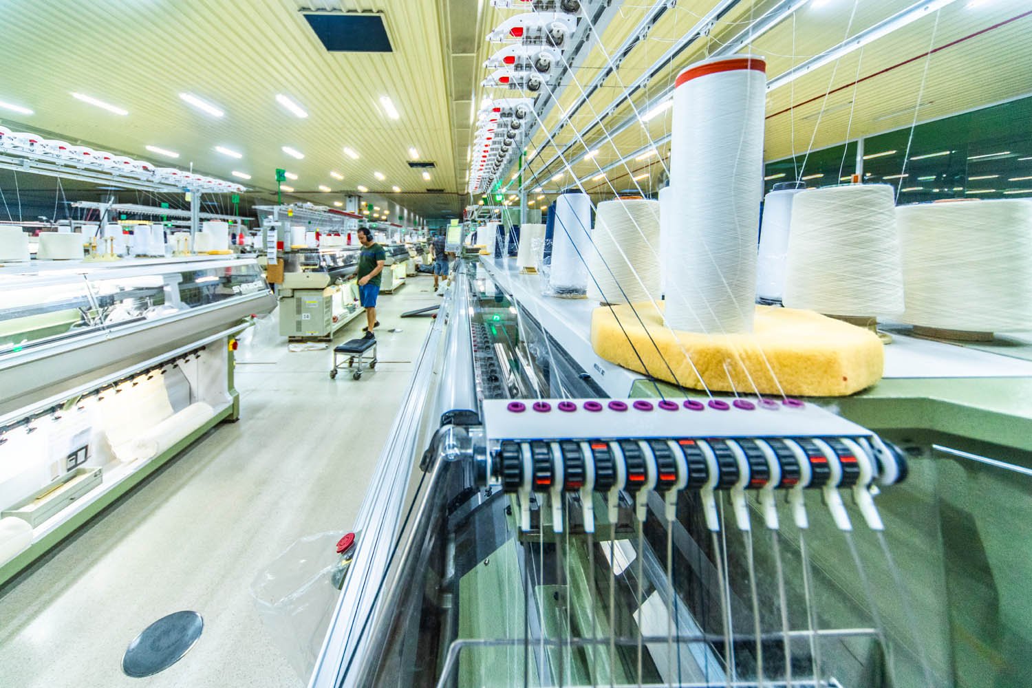 Fabrica da Malwee em Jaraguá do Sul - SC - Industria Textil - maquina textil - vestuario - roupa - jeans - estamparia - operario - mulher - tecido - pano - linha

Foto: Leandro Fonseca
data: 27/04/2023