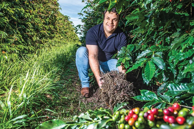 Kleber de Souza, cafeicultor em São Sebastião do Paraíso (MG): a bonificação por um café “regenerativo” deve virar tendência de mercado  (Leandro Fonseca/Exame)