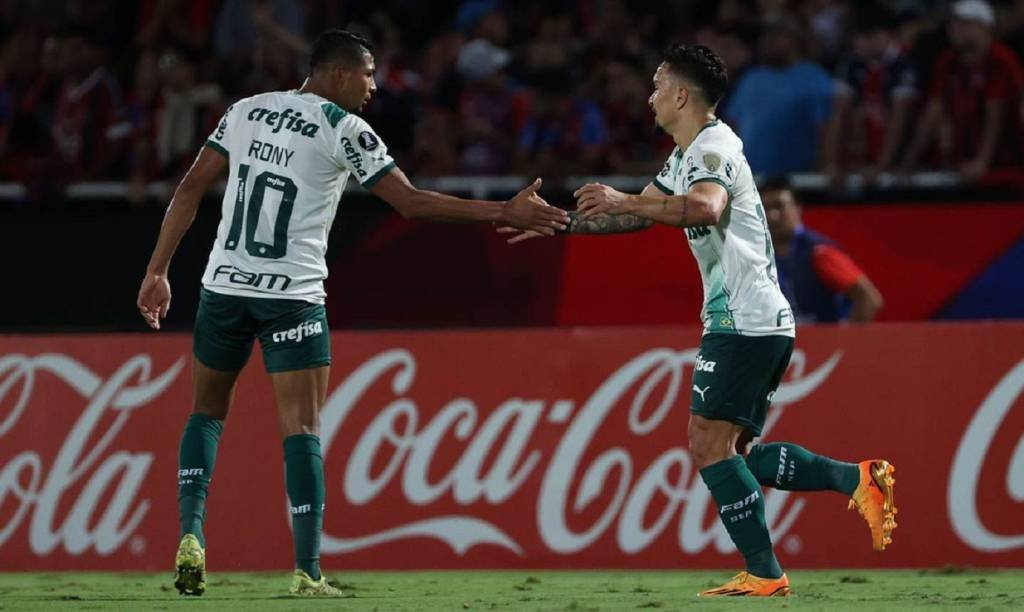 Corinthians abre o placar na final da Libertadores contra o Palmeiras