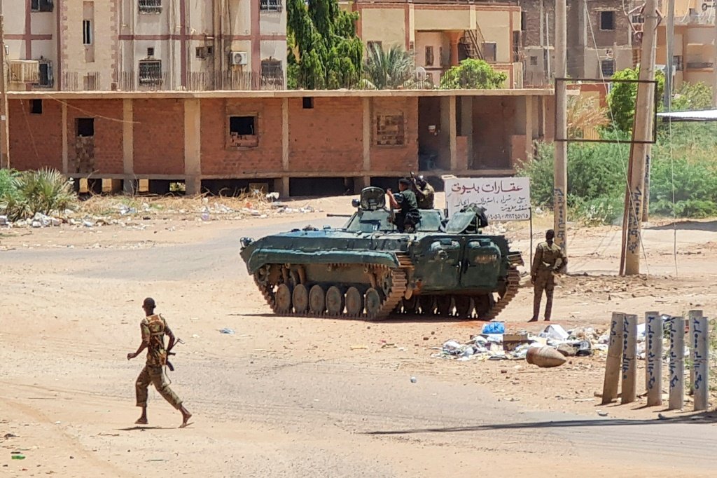 Combates prosseguem no Sudão e negociações de trégua acontecem em sigilo