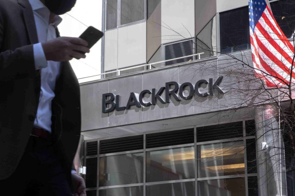 BlackRock altera ETF de bitcoin para permitir participação de grandes bancos
