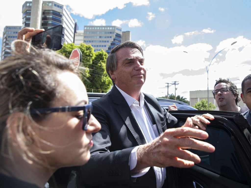 Bolsonaro convoca advogados e trabalha em tese de 'interferência política' após ação da PF