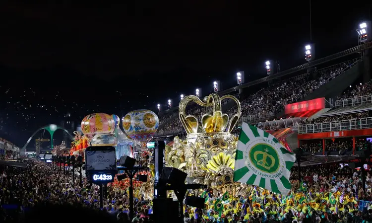  A escola de samba Imperatriz Leopoldinense, campeã do Grupo Especial com enredo sobre Lampião, faz o Desfile das Campeãs no Sambódromo da Marquês de Sapucaí (Fernando Frazão/Agência Brasil)