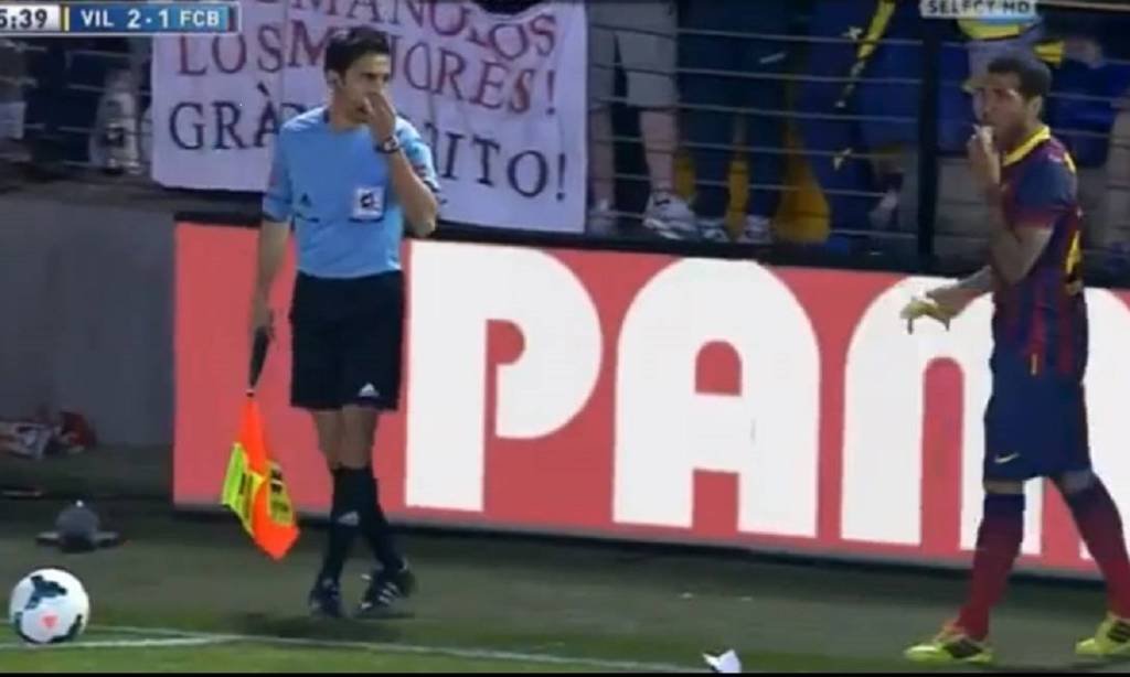 Em abril de 2014, o lateral brasileiro do Barça Dani Alves também foi vítima de um incidente no campo do Villarreal (Youtube/Reprodução)