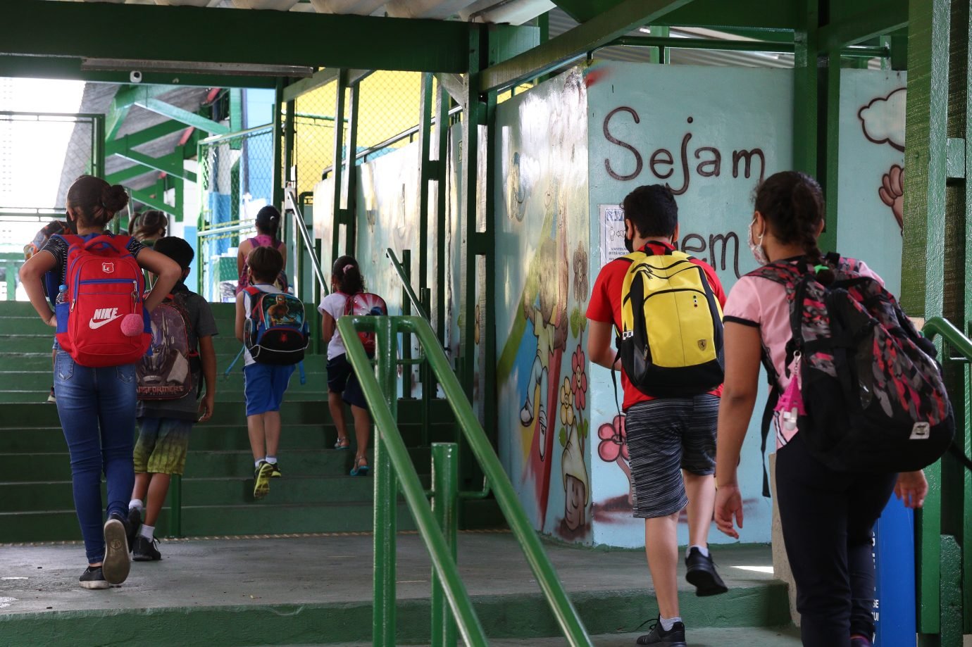 O que muda com projeto que proíbe celulares nas escolas em São Paulo