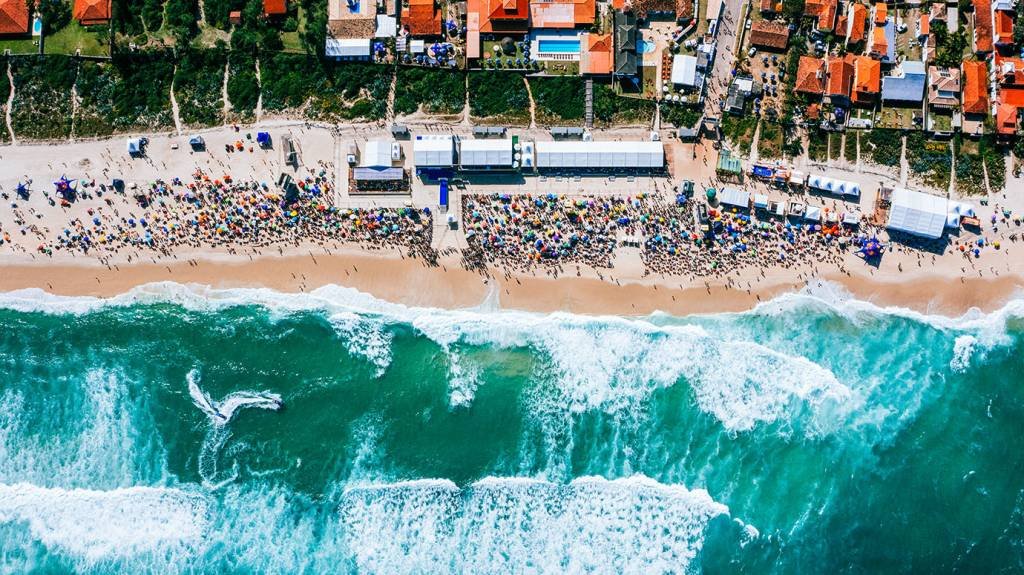 Numa modalidade de imersão de negócios conhecida como live case study, a WSL quer mostrar os bastidores da etapa brasileira do circuito mundial de surfe (Divulgação/Divulgação)