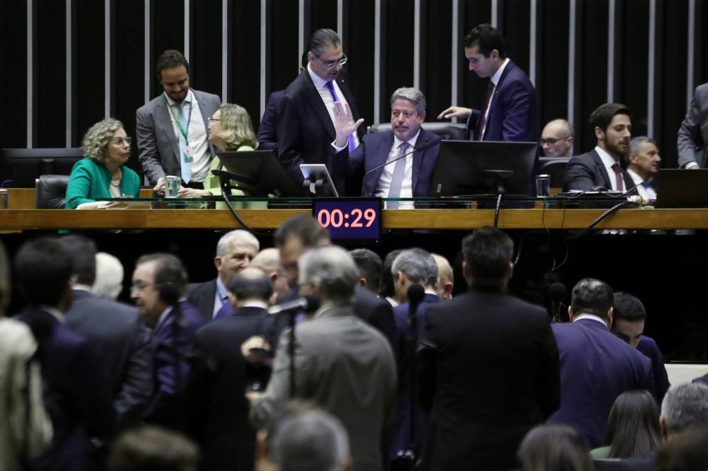 Lira vai criar quinta CPI para acomodar deputados que ficaram fora das já instaladas