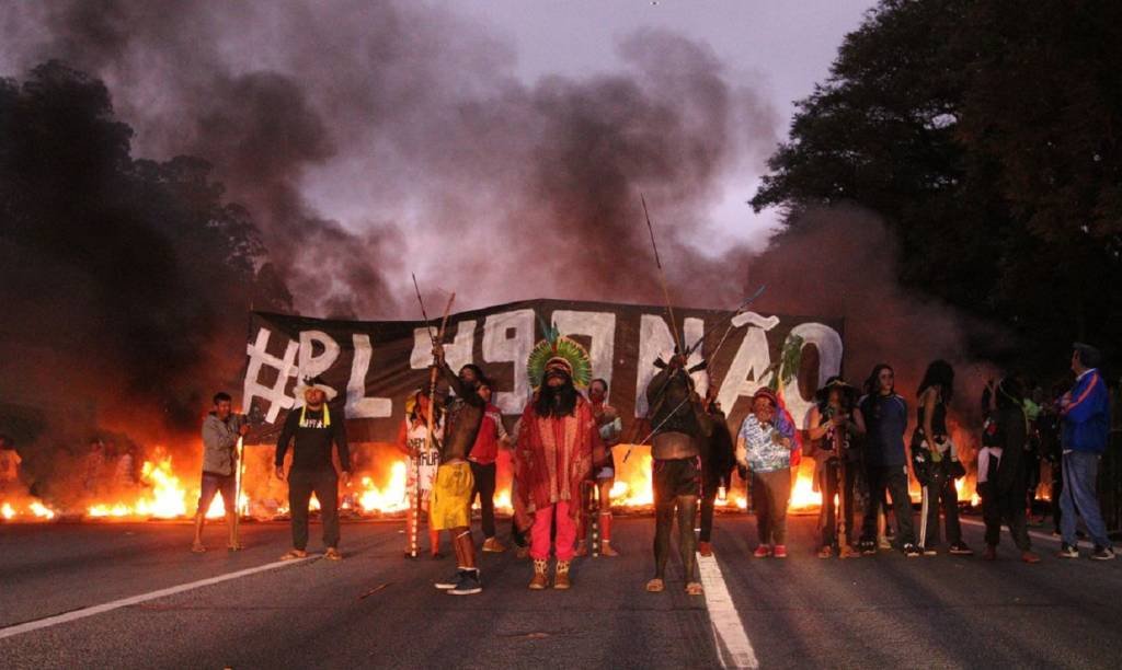Protesto na Bandeirantes: PM atira bombas de gás em indígenas e libera rodovia em SP