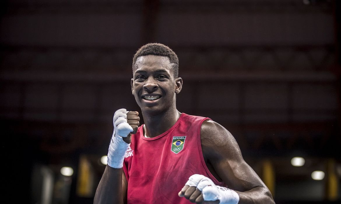 Keno Marley e Luiz Oliveira vencem e vão às oitavas no Mundial de boxe