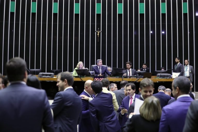 Câmara adia votação do PL das Fake News